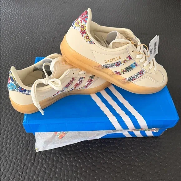 BRAND NEW, never worn! Adidas Gazelle Liberty London. Off white floral. Size 5. - Picture 10 of 11